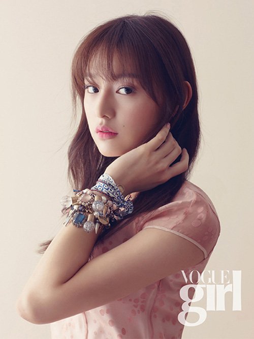 
Với người yêu điện ảnh, Kim Ji Won là một cái tên còn khá mới. Cô được mệnh danh là tiểu Kim Tae Hee và bước chân vào làng giải trí xứ Hàn từ năm 16 tuổi.
