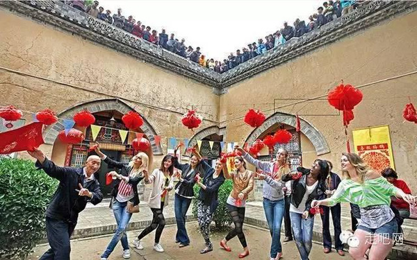 
Hiện tại, có rất nhiều công ty đã tổ chức những tour du lịch đến các ngôi làng không đụng hàng trên và thu hút rất nhiều du khách tới tham quan, tìm hiểu.
