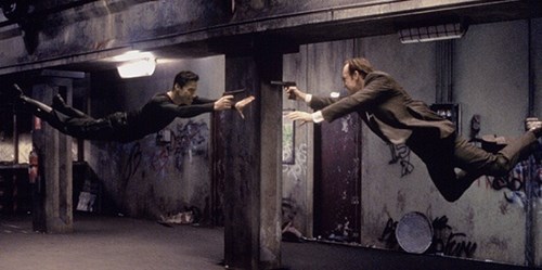 
Diễn viên được treo ngược trong cảnh bắn súng vô trọng lực ở The Matrix (Ma trận).
