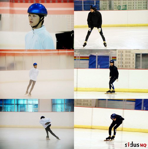 
Song Joong Ki khoe khả năng trượt băng.
