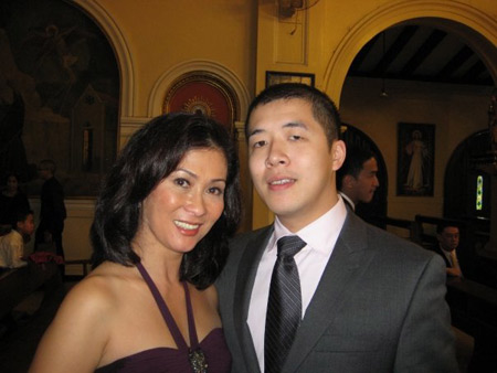 
Vợ đầu tiên của ông Johnathan Hạnh Nguyễn có tên Cristina Serrano. Bà là cháu họ của phu nhân cựu Tổng thống Philipines Imelda Marcos.
