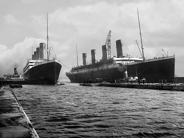 
​ Hai chiếc tàu sinh đôi Titanic (bên trái) và Olympic (bên phải)
