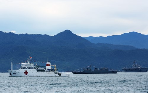 
Tàu 561 nổi bật với cờ tổ quốc đỏ thắm trên nền tàu trắng giữa đội hình các tàu tại Lễ duyệt binh.
