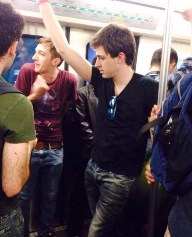 Xe bus, tàu điện ngầm là những địa điểm dễ gặp các anh chàng đẹp trai nhất!