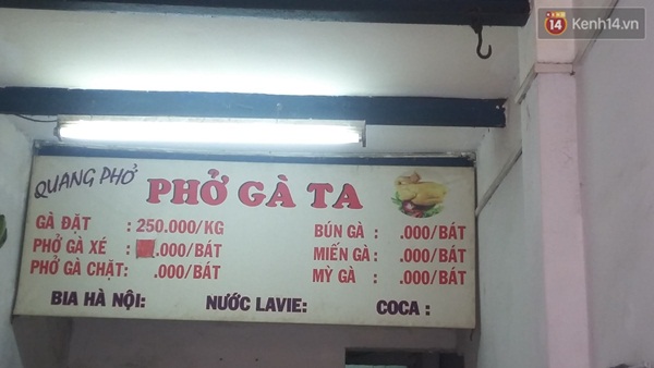 
Thịt gà luộc được chủ quán báo giá là 250.00 đồng/kg.
