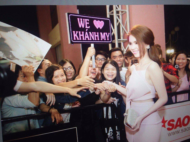 Sau khi chụp ảnh xong, Nữ hoàng nội y xoay sang bắt tay đầy thân thiện với fan Khánh My.