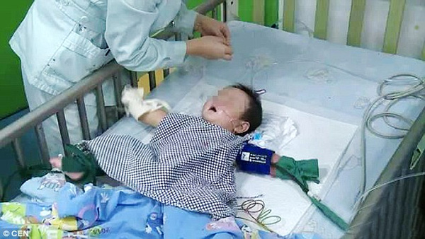 
Bé Khang Khang được cấp cứu tại bệnh viện sau khi nhiễm độc thủy ngân.
