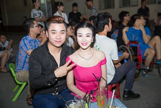 
Linh Miu - Hữu Công là cặp đôi diễn viên trẻ giàu triển vọng của làng giải trí Việt Nam. Cả hai nổi tiếng vài năm qua nhờ đóng chung trong các clip hài hước và sexy.
