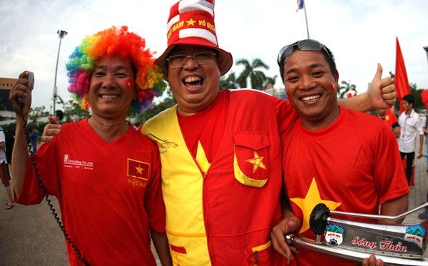 
CĐV Trần Song Hải (giữa) rất tâm huyết với bóng đá Việt Nam.
