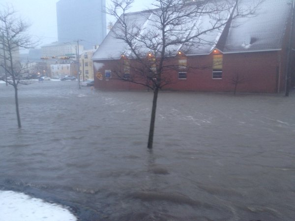 
Trong khi đó, thành phố Atlantic ngập trong nước lũ.
