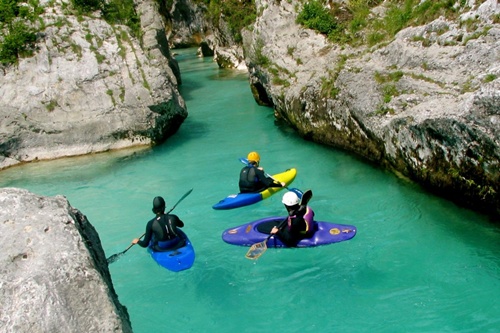 
Nhiều hoạt động thể thao mạo hiểm được tổ chức tại đây như chèo thuyền kayak.
