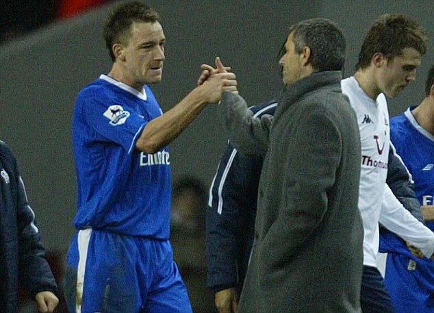Terry lần đầu tiên được trao chiếc băng đội trưởng của Chelsea, trong mùa giải đầu tiên Mourinho về dẫn dắt CLB (2004-2005).Anh trở thành người kế nhiệm người đàn anh Marcel Desailly đồng thời là thủ lĩnh gắn với 1 trang sử mới của CLB.