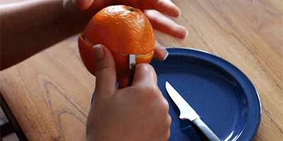 
Dùng cán thìa để bóc vỏ như thế này, quả cam sẽ không hề bị nát.

