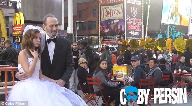 
Coby Persin, ngôi sao Youtube 21 tuổi đã quyết định dàn xếp một buổi chụp hình cưới giả giữa một cô dâu 12 tuổi và chú rể đáng tuổi ông cô bé ngay giữa Quảng trường Thời đại.
