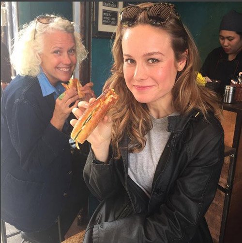 
Brie Larson khoe ảnh ăn bánh mì tại Việt Nam
