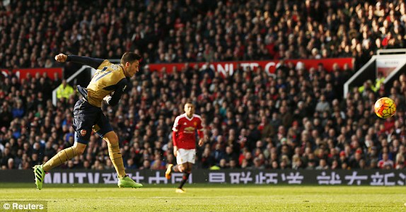 
4 phút sau khi Man United vươn lên dẫn trước 3-1, Pháo thủ cũng cho thấy họ không chấp nhận thua đơn giản. Ozil có pha dứt điểm cận thành khiến De Gea chỉ có thể đứng nhìn.
