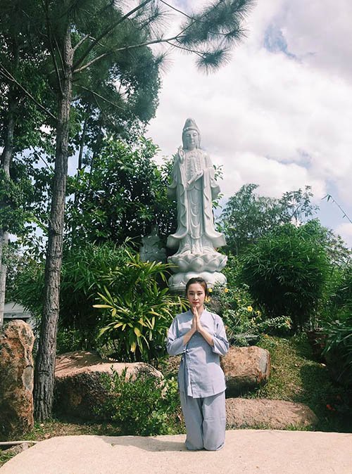 
Hình ảnh nữ diễn viên sinh năm 1995 chắp tay, quỳ trước tượng Phật tổ dành được nhiều thiện cảm với công chúng.
