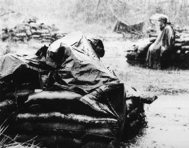 
Khung cảnh mưa tầm tã trong cuộc chiến khốc liệt khiến lính Mỹ nhớ về đất nước xa xôi
