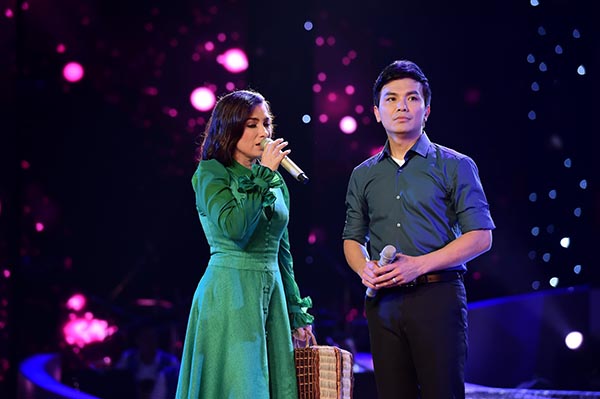
Mạnh Quỳnh và người tình không bao giờ cưới Phi Nhung liên tục thể hiện những ca khúc gắn liền với tên tuổi trong liveshow.
