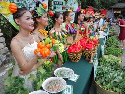 
Được biết mục đích của sự kiện đưa những người mẫu trẻ xuống đường là để thu hút sự chú ý của mọi người, từ đó tuyên truyền và nâng cao nhận thức về giá trị dinh dưỡng của các loại rau củ quả, hướng mọi người đến chế độ ăn uống lành mạnh hơn.
