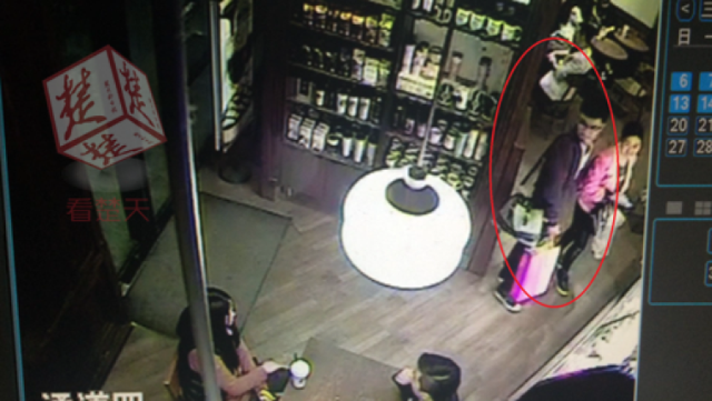 
CCTV ghi lại được hình ảnh một tên trong nhóm đại gia tiếp cận cô sinh viên và mời đi uống cà phê để lừa tiền.

