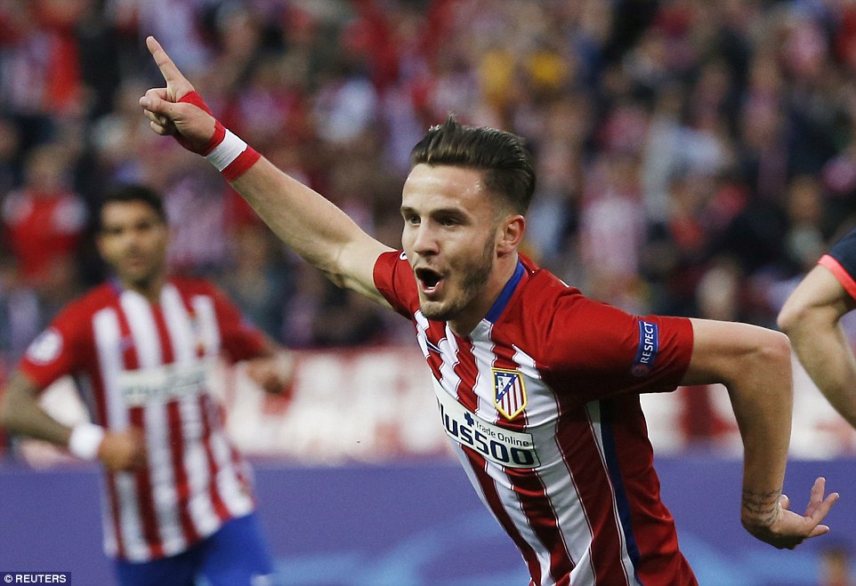 
Saul Niguez ăn mừng sau khi lập siêu phẩm.
