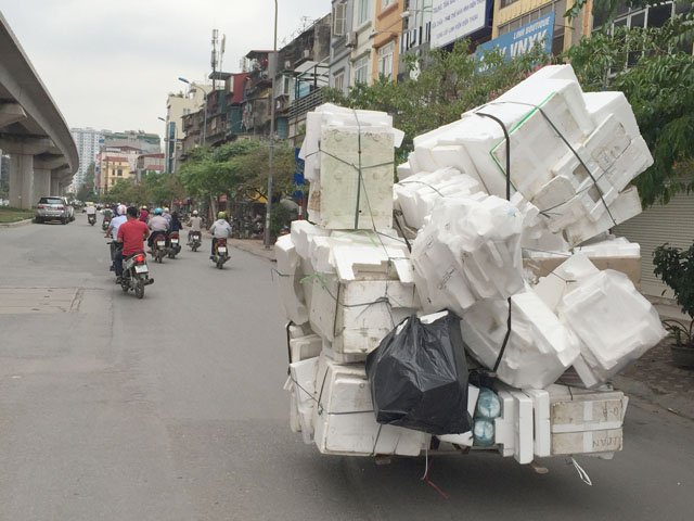 
Chiếc xe máy chở hàng hóa vượt quá quy định lao nhanh trên phố Hoàng Cầu
