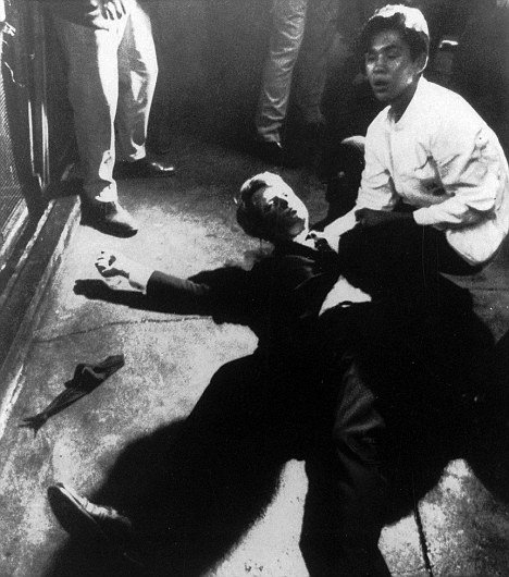 Robert Kennedy bị ám sát.