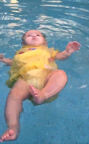 
Hình ảnh đứa trẻ vùng vẫy trong bể bơi nhận được nhiều luồng ý kiến của dân cư mạng.
