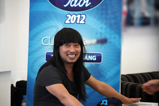 Tại đêm Gala 3 của Vietnam Idol 2012, nhạc sĩ Quốc Trung và đạo diễn Nguyễn Quang Dũng đã quyết định giả gái để gây bất ngờ cho ca sĩ Mỹ Tâm. Trong phần giả gái khá cẩu thả này đạo diễn Dũng “khùng” trông giống người chuyển giới hơn là phụ nữ. Rất nhiều chàng trai đã thầm cảm ơn khi anh không phải là phụ nữ, vì nếu đó là sự thật có lẽ họ sẽ mất hết niềm tin vào cuộc sống.