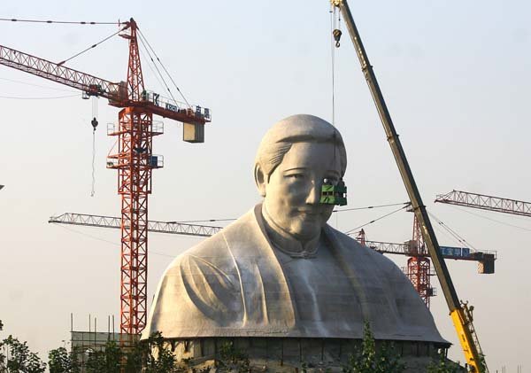 
Tháng 8/2011, quỹ Tống Khánh Linh Hà Nam đã đầu tư 120 triệu tệ (tương đương 408 tỷ đồng) để xây dựng bức tượng Tống Khánh Linh cao 27m ở một khu vực đắc địa tại phía Đông thành phố Trịnh Châu.
