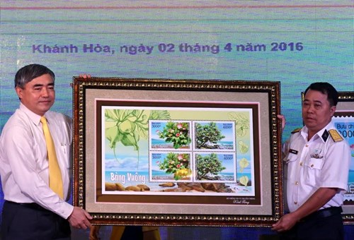 
Thứ trưởng Bộ Thông tin và Truyền thông Nguyễn Minh Hồng tặng bản mẫu blốc tem Bàng vuông cho đại điện quân, dân huyện Trường Sa
