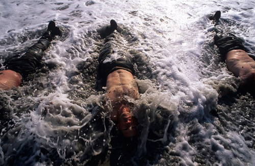 Học viên nằm chịu những con sóng vỗ vào mặt để quen cảm giác lặn biển.