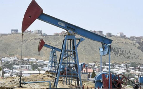 Một mỏ dầu ở ngoại ô thủ đô Baku của Azerbaijan. Ảnh: AFP.