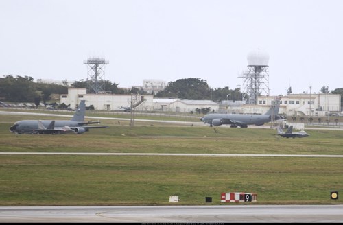
Theo đó, 12 chiếc F-16 đến Okinawa hôm 27/1, trong khi 14 tiêm kích cơ F-22 Raptor đã được điều tới từ căn cứ không quân Mỹ ở Alaska hôm 25 và 26/1.
