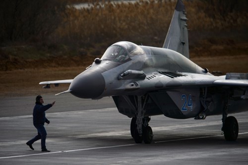 Theo tình huống, MiG-29 đóng vai máy bay của quân địch thực hiện kế hoạch không kích vào một căn cứ của Nga.