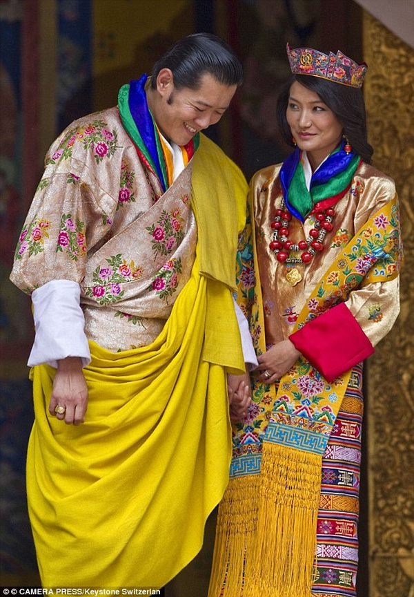 
Ông nổi tiếng bởi tài năng, vẻ đẹp cùng câu chuyện tình yêu như cổ tích với Hoàng hậu Bhutan.
