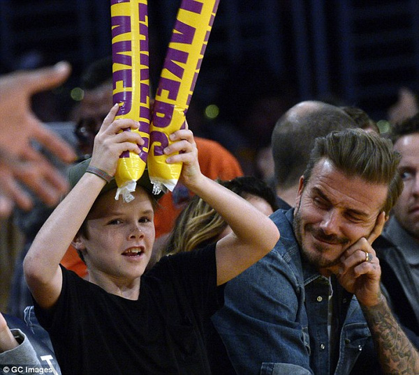 
Cruz nhiệt tình cổ vũ cho LA Lakers, đội bóng rổ đại diện cho thành phố mà gia đình Beckham sinh sống.
