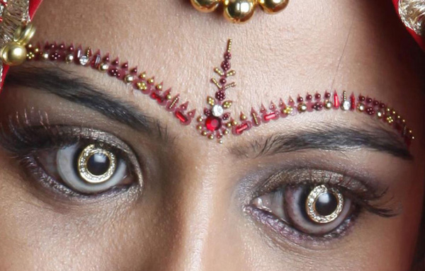 
Lấy cảm hứng từ hạt kim cương đính trên răng của vợ, anh Chandrashekhar Chawan, một chuyên gia về mắt thuộc Trung tâm Nghiên cứu mắt Shekhar, Ấn Độ, đã sáng tạo ra loại kính áp tròng đầu tiên trên thế giới ứng dụng đĩa vàng và phủ kim cương phía trên. Giá của một đôi kính đặc biệt này lên tới 15,000 USD (tương đương 333 triệu đồng). Những người đeo đôi kính áp tròng này vào không biết liệu có đẹp hơn người khác hay không, nhưng chắc chắn sẽ độc, lạ và thu hút sự chú ý hơn hẳn so với những loại kính thông thường.

