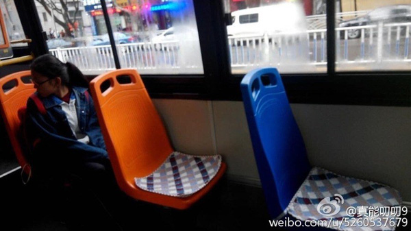 
Những chiếc ghế ấm áp tình người trên tuyến xe buýt 407.
