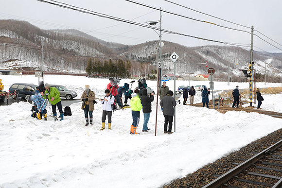 
Cánh phóng viên, người yêu thích câu chuyện tuyến tàu một hành khách đổ xô đến ga Kyu-Shirataki chụp ảnh.
