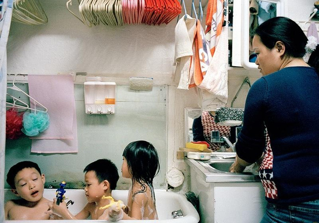 
Ảnh chụp năm 2004, 3 đứa trẻ chen chúc trong 1 chiếc bồn tắm chật hẹp.

