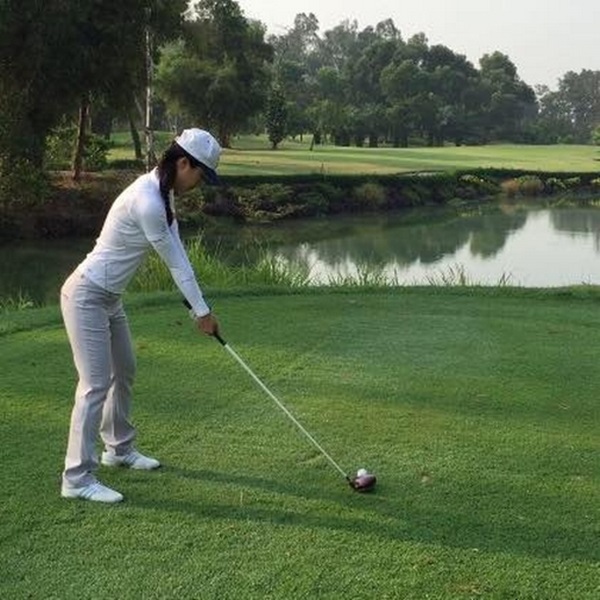 
Ngoài công việc, khi có thời gian rảnh rỗi là người đẹp lại chơi golf.
