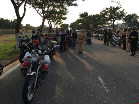 Lực lượng công an kiểm tra các xe mô tô khủng diễu hành trên đường 