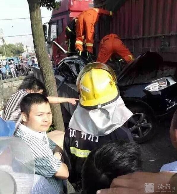 
Các nhân viên cứu hộ phải mất hơn 2 tiếng đồng hồ mới giải cứu được 2 người phụ nữ ngồi trong xe.

