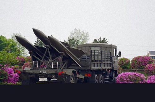 Tổ hợp MIM-23 trang bị đạn tên lửa MIM-23A dài 5,08m, đường kính thân 0,37m, sải cánh 1,21m, lắp đầu đạn nổ mảnh nặng 54 kg và trọng lượng phóng 584 kg.