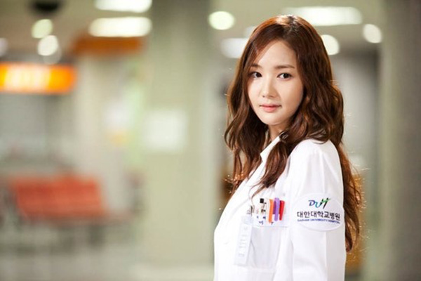 
Park Min Young kết hợp cùng nam diễn viên Song Seung Hun trong bộ phim Dr.Jin. Bộ phim kể về bác sĩ tài ba Jin Hyuk xuyên không và trở về thời kì Joseon
