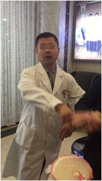 
Người đúng đầu bệnh viện phẫu thuật thẩm mỹ nơi Yu tiến hành chỉnh sửa nhan sắc.

