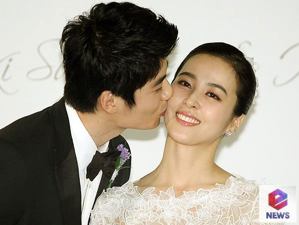 
Người đẹp Han Hye Jin và cầu thủ bóng đá Ki Sung Young kết hôn vào tháng 7 năm 2013, sự chênh lệch tới 8 tuổi cũng không làm vơi bớt tình yêu giữa hai người. Nữ diễn viên cũng đã hạ sinh con gái đầu lòng vào năm ngoái
