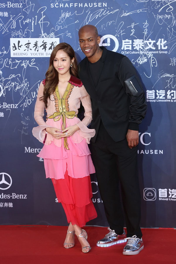 Từ khi hoạt động tại Trung Quốc, thời trang của Jessica cũng xuống dốc không phanh